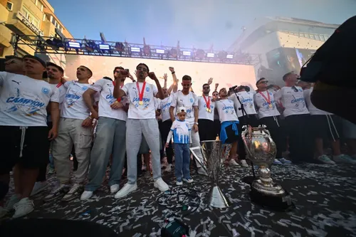 Jucătorii Craiovei, pe scenă în fața a peste 15.000 de fani / foto: GOLAZO.ro
