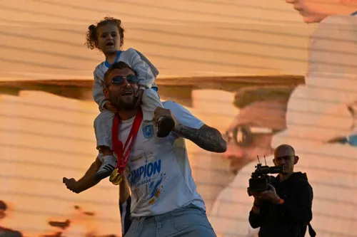 Jucătorii Craiovei, pe scenă în fața a peste 15.000 de fani / foto: GOLAZO.ro