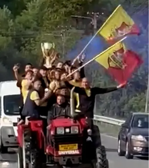 Parada campionilor low cost   Cum a sărbătorit o echipă din România promovarea »    Imagini senzaționale din comună