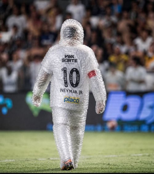  Neymar, înfășurat în folie😄     VIDEO+FOTO:   Cum au reacționat fanii   pe internet,   după ce starul lui Santos a fost inclus în lotul pentru CM 2026