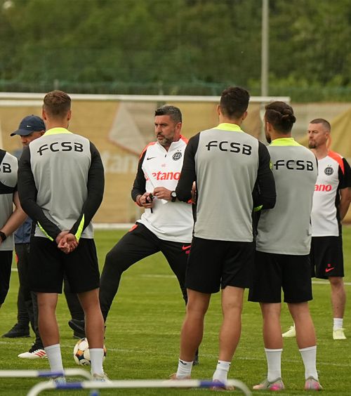 Baciu și-a băgat jucătorii în ședință    VIDEO + FOTO.  Noul tehnician de la FCSB a condus   primul antrenament  în formulă aproape completă