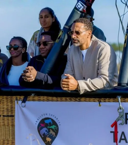 Rio Ferdinand, vizită controversată  Fostul fotbalist, ciricat după ce a apărut alături de un ministru sancționat în trecut că   a încălcat drepturile omului