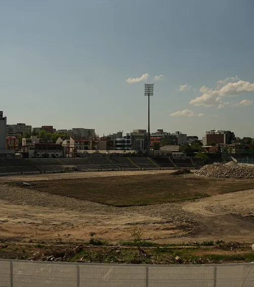 Ce se întâmplă în „Ștefan cel Mare”   La stadionul Dinamo ar urma să înceapă lucrările la fundație, chiar dacă demolarea   nu s-a terminat   