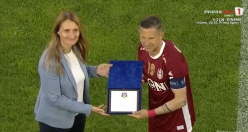 Ciprian Deac, premiat la ultimul meci al carierei / foto: capturi Prima Sport