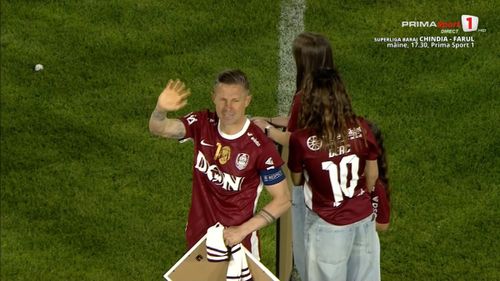 Discursul lui Deac, pe gazon, alături de familie / foto: capturi Prima Sport