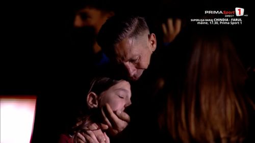 Discursul lui Deac, pe gazon, alături de familie / foto: capturi Prima Sport