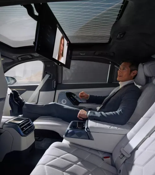 Florentino Perez are limuzină cu birou mobil    FOTO:  Președintele lui Real Madrid conduce un   bolid electric de dimensiuni impresionante