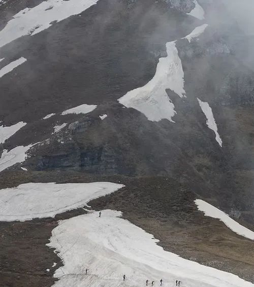 Au căzut în râpă la ultramaraton  Elicopterul SMURD nu poate interveni în Bucegi, din cauza ceții:   operațiune de salvare pentru 8 sportivi