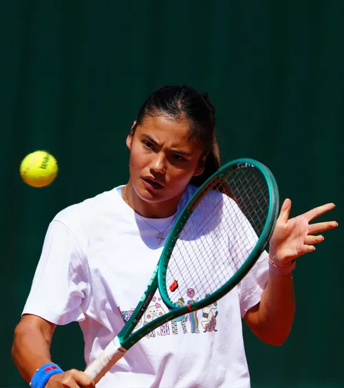 Răducanu, contra curentului  Emma a refuzat protestul la Roland Garros: „De ce nu aș vrea să vorbesc cu voi mai mult de 15 minute?”. A vorbit 11😄
