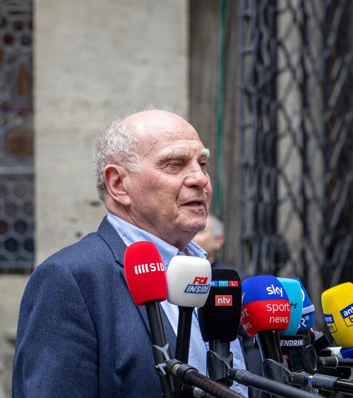 Hoeness râde de Clasico  Ce reacții a avut liderul lui Bayern când i s-a spus că   Barcelona îl vrea pe Kane și Real pe Olise