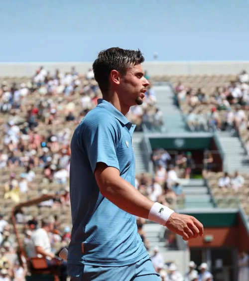 Situație rară la Roland Garros    Meci întrerupt   de un moment neobișnuit: „O să fac pe teren!” 😅