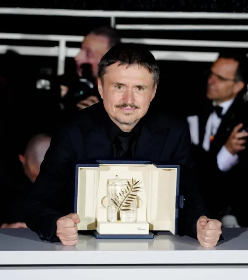 „Săgeți” pe aeroport    Cristian Mungiu,  după ce a câștigat din nou Palme d'Or: „E stânjenitor! Statui? Nu,   n-am dat cu mingea-n poartă”