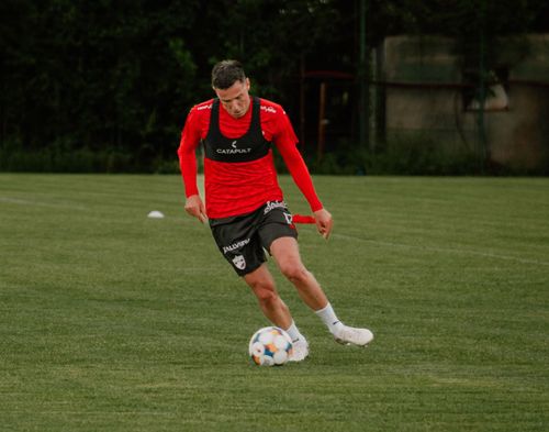 Dinamo antrenament inainte de barajul cu FCSB FOTO FB Dinamo (2).jpg