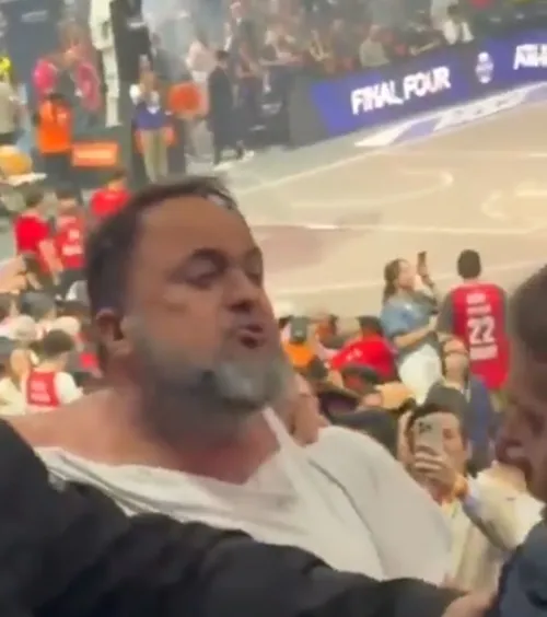 Scandal la finala Euroligii  Patronul de la Nottingham Forest și Olympiacos   s-a ales cu tricoul rupt  după un incident în zona VIP: „M-a scuipat. I-am dat o palmă”