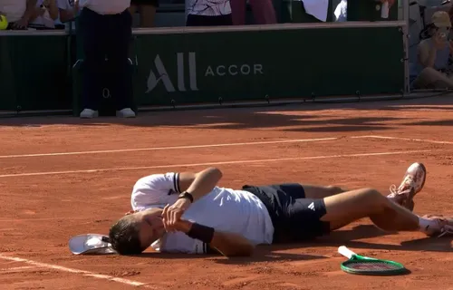 Momentul când Jakub Mensik s-a prăbușit pe teren în meciul cu Mariano Navone de la Roland Garros. Foto: captură X/@TNTSportsUS