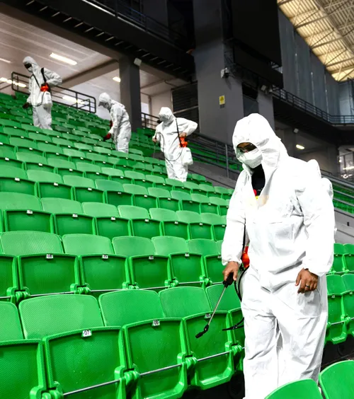 Trolling de top   După ce rivala a câștigat trofeul pe arena lor, au chemat firma de    curățare biologică:  costume hazmat, măști și pulverizatoare