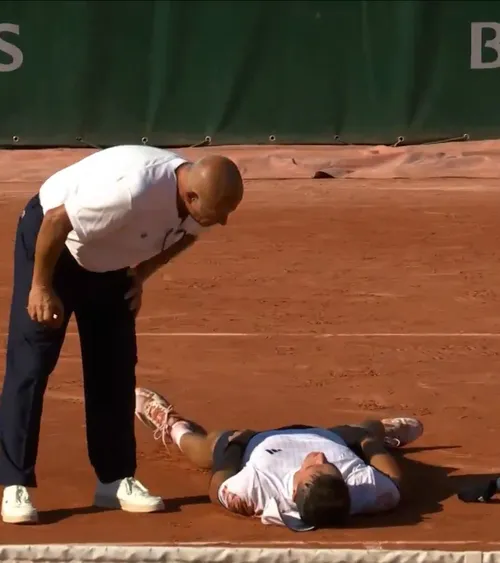 Panică la Roland Garros    VIDEO.  S-a prăbușit pe teren după   o partidă care a durat aproape 5 ore!