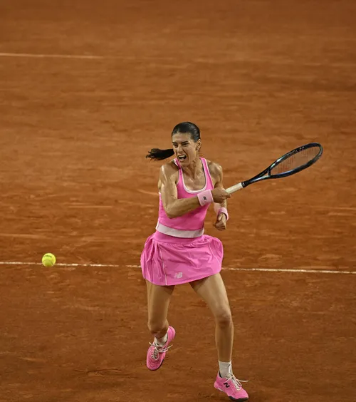 Cîrstea, victorie de senzație  Românca s-a calificat în turul trei la   Roland Garros,  după ce a câștigat 11 game-uri la rând!