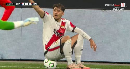 Momentul când Andrei Rațiu s-a așezat pe minge pentru ca jocul să fie oprit. Foto: captură Prima Sport