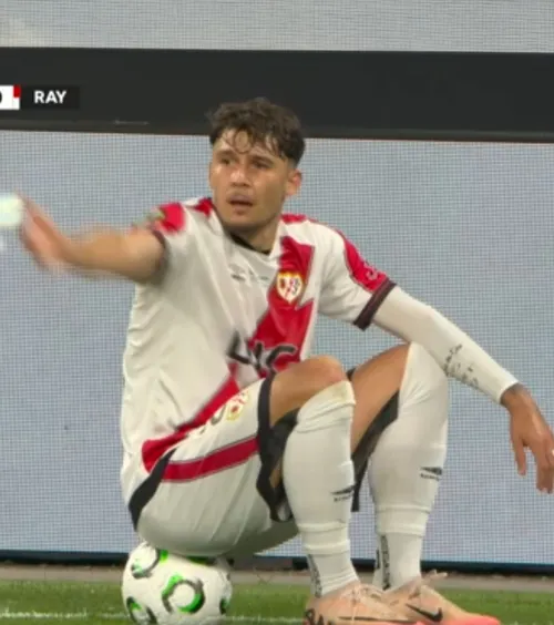 Rațiu, ca Yamal și Neymar     FOTO.  Gestul fundașului român în   finala Conference League  » Jocul a fost oprit timp de câteva minute