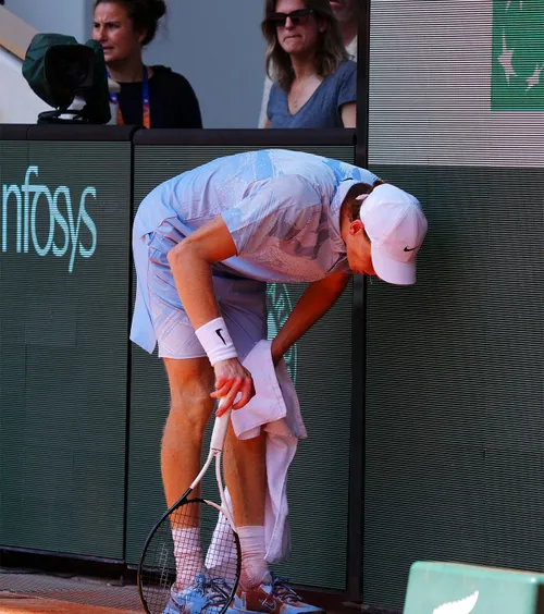 Șoc la Roland Garros!    Jannik Sinner a fost eliminat  în turul doi. Italianul era la un game de calificare! Ce s-a întâmplat