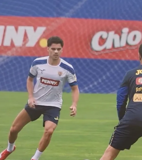 Ce tricou a luat Ianis Hagi     VIDEO.  La primul antrenament sub comanda tatălui său, mijlocașul a avut   numărul lui Johan Cruyff