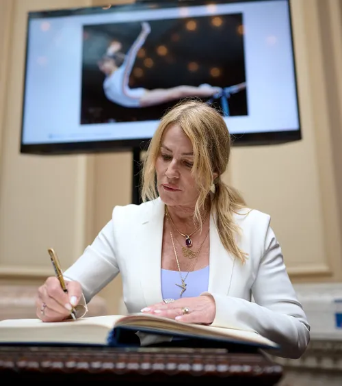 „Generația de astăzi să știe asta”    VIDEO.  BNR a lansat trei monede dedicate performanței istorice a       Nadiei Comăneci  de la JO 1976
