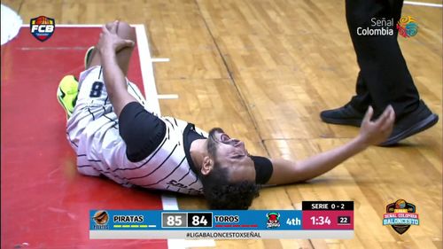 Accidentarea horror suferită de Felipe Soler, în prima ligă de baschet din Columbia / foto: capturi video X/Senal Deportes