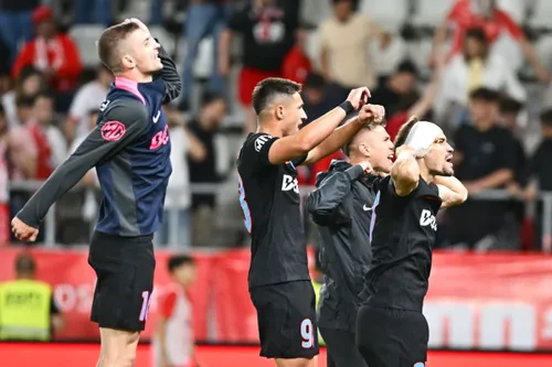Sărbătoarea FCSB-ului pe gazon, după victoria de la baraj, în fața lui Dinamo (foto: Raed Krishan/GOLAZO.ro)