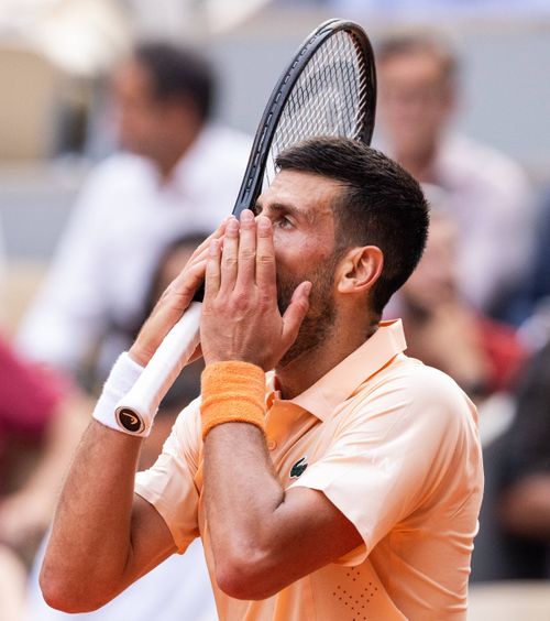 Djokovic, șansă ratată     FOTO.  A condus cu 2-0 la seturi, dar a fost   eliminat de la Roland Garros.  Mesaj la fileu și întrebarea care l-a deranjat după meci: „Te opresc aici”
