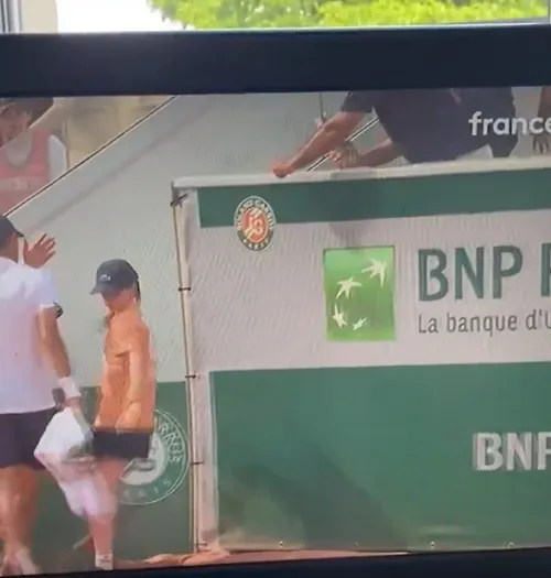 Momentul când Rafa Jodar împinge un copil de mingi. Foto: captură X/@kirawontmiss