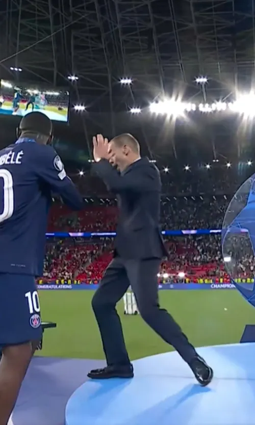 Aleksander Ceferin a uitat să-i dea medalia lui Marquinhos. Foto: captură X/@footballontnt