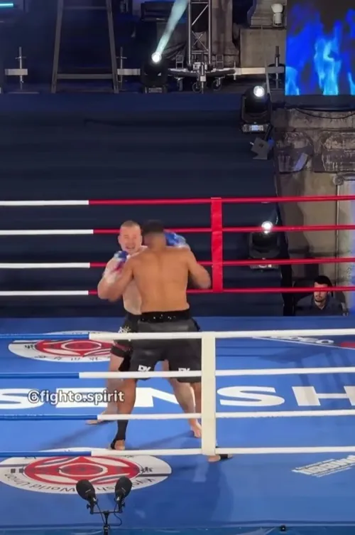 Benny Adegbuyi, trimis la podea în prima rundă a meciului cu Daniel Dinev .jpg