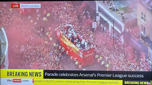 Arsenal, parada prin Londra pentru castigarea titlului Captura Youtube  (9).jpg