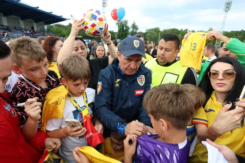 Jucătorii echipei naționale au oferit autografe și au făcut poze cu fanii. Foto: Facebook / Echipa națională de fotbal a României