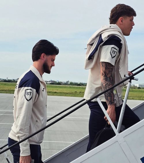 Tudor Băluță și Andrei Coubiș (foto: Facebook /Echipa națională de fotbal a României﻿)