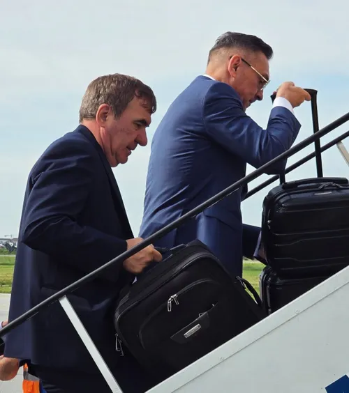 Selecționerul Hagi și „federalul” Ilie Dumitrescu (foto: Facebook /Echipa națională de fotbal a României﻿)