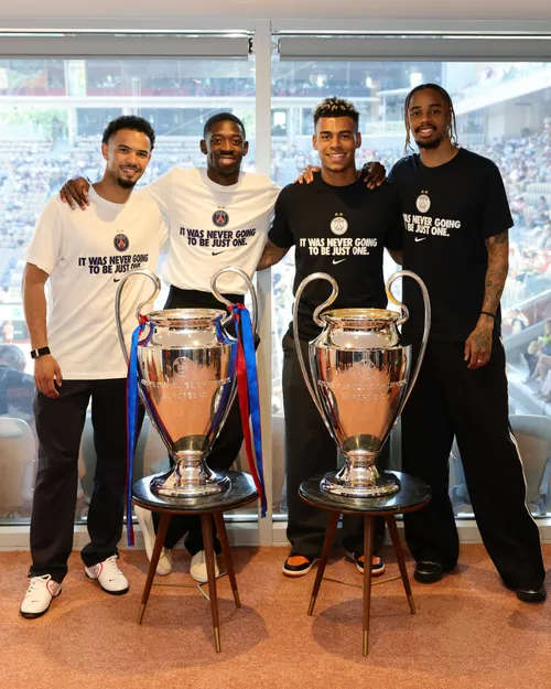 Ici c'est Paris    VIDEO+FOTO.   Starurile lui PSG au adus cele   două trofee Champions League  la Roland Garros: „Primul e istoric, al doilea e legendar! Vom mai aduce unul”