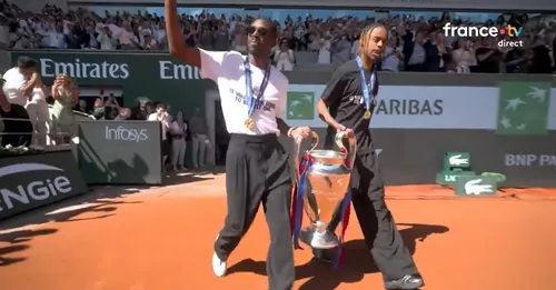 Jucătorii lui PSG au adus trofeul Ligii Campionilor la Roland Garros (11).jpg