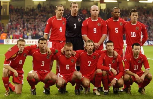 Țara Galilor, înaintea meciului cu Italia, în preliminariile CE 2004. Craig Bellamy era primul din stânga, jos. Ryan Giggs, primul din dreapta