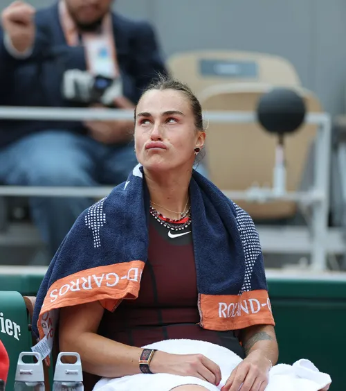 Liderul mondial, out de la Roland Garros   Sabalenka, copleșită după ce a clacat în sferturi cu Shnaider:   „Vreau să renunț la tenis!”