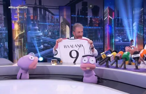 Enrique Riquelme a apărut cu tricoul lui Real Madrid cu numele lui Haaland pe spate. Foto: captură X/@elchiringuitotv