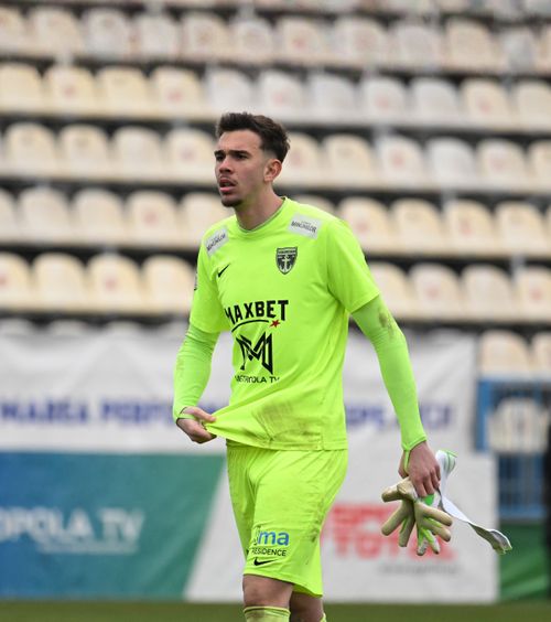 Portarul lui FCSB, prezentat la Craiova  Mai avea 5 ani de contract cu fosta campioană. Becali: „Giovanni l-a dus acolo” »   Anunțul făcut de olteni