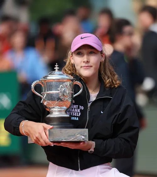 Campioană la Roland Garros    VIDEO.  A eliminat-o pe   Sorana Cîrstea  în sferturi, iar acum a bătut și marea surpriză de la Paris în finală! Primul Grand Slam din carieră