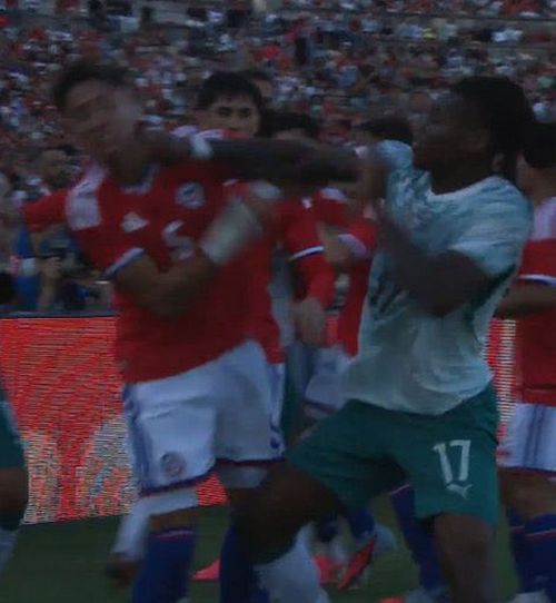 Rafa Leao, în timpul „ciocnirii” cu Ivan Roman la amicalul Portugalia - Chile 2-1