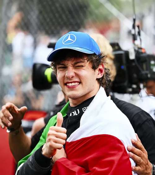 Antonelli, de neoprit   Pilotul de la Mercedes își continuă   parcursul senzațional  și în Monaco! Verstappen s-a retras imediat după start