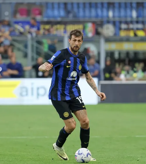 Șucu îl vrea pe jucătorul lui Chivu  Genoa, echipa deținută de patronul Rapidului, intră în cursa pentru   veteranul de la Inter