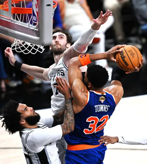 Au cucerit Texasul. Urmează lovitura finală?  Meciul 3 din marea finală NBA,   New York Knicks - San Antonio Spurs,  se joacă la noapte. Trump, decizie fără precedent