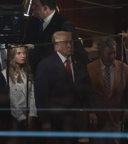 Trump a ațipit la finala NBA!    FOTO+VIDEO.  Președintele SUA a „confiscat” meciul + Cum a reacționat când   a fost huiduit de întreaga arenă