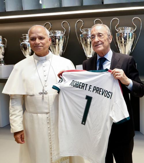 Perez l-a primit pe Papa Leon    FOTO.  Suveranul Pontif,   moment special  pe „Santiago Bernabeu”, în fața a 70.000 de oameni: „Biserica a marcat un gol”